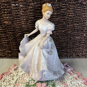 Lady Caroline Masterpiece Porcelain figurine by HOMCO Home Interiors